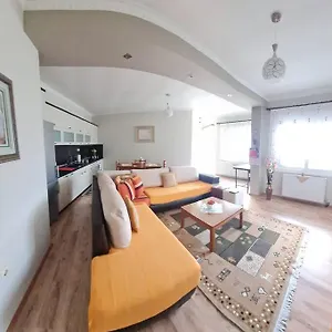 Сasa de vacaciones Your Away From Home!, Gjirokastër